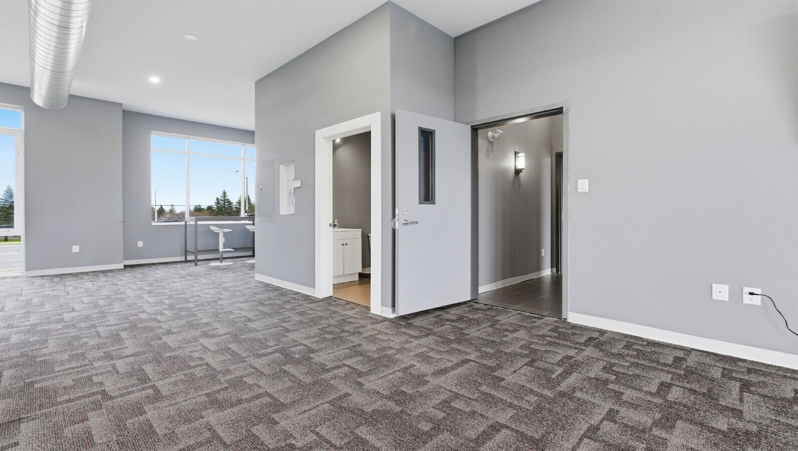 2500 St. Laurent Blvd, Ottawa, ON K1H 1B1 - Lot 201 - - Photo intérieure - Image 1 of 5