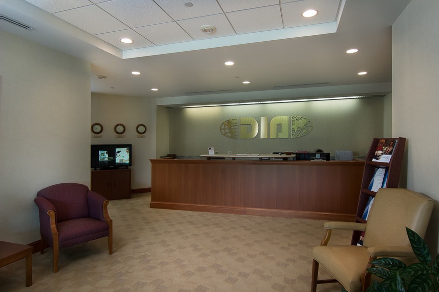 800 Enterprise Dr, Horsham, PA à louer - Hall d’entrée – Image 2 sur 9