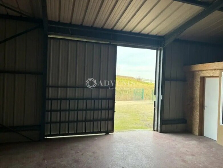 Local d’activités dans Saint-Denis-sur-Loire à louer - Photo intérieure – Image 2 sur 3