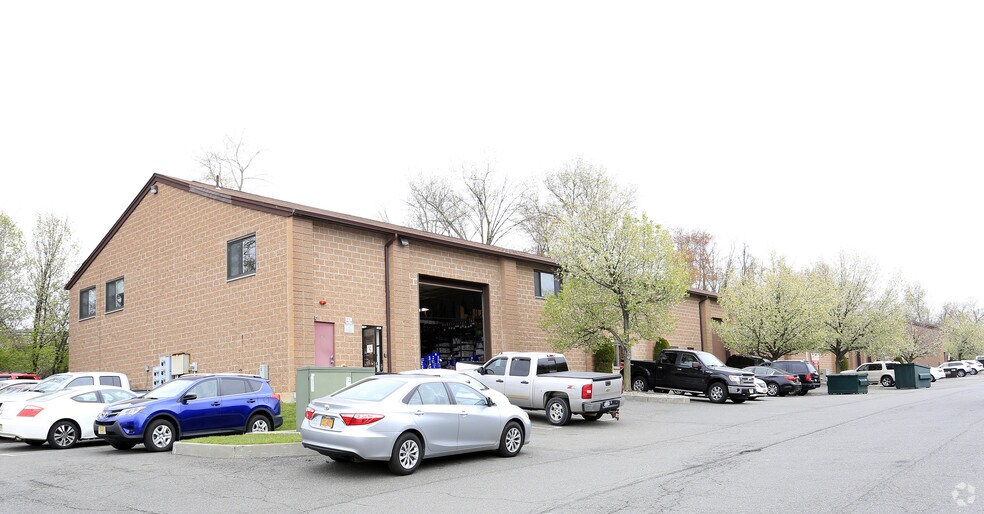 351 Spook Rock Rd, Suffern, NY à vendre - Photo de l’immeuble – Image 1 sur 8