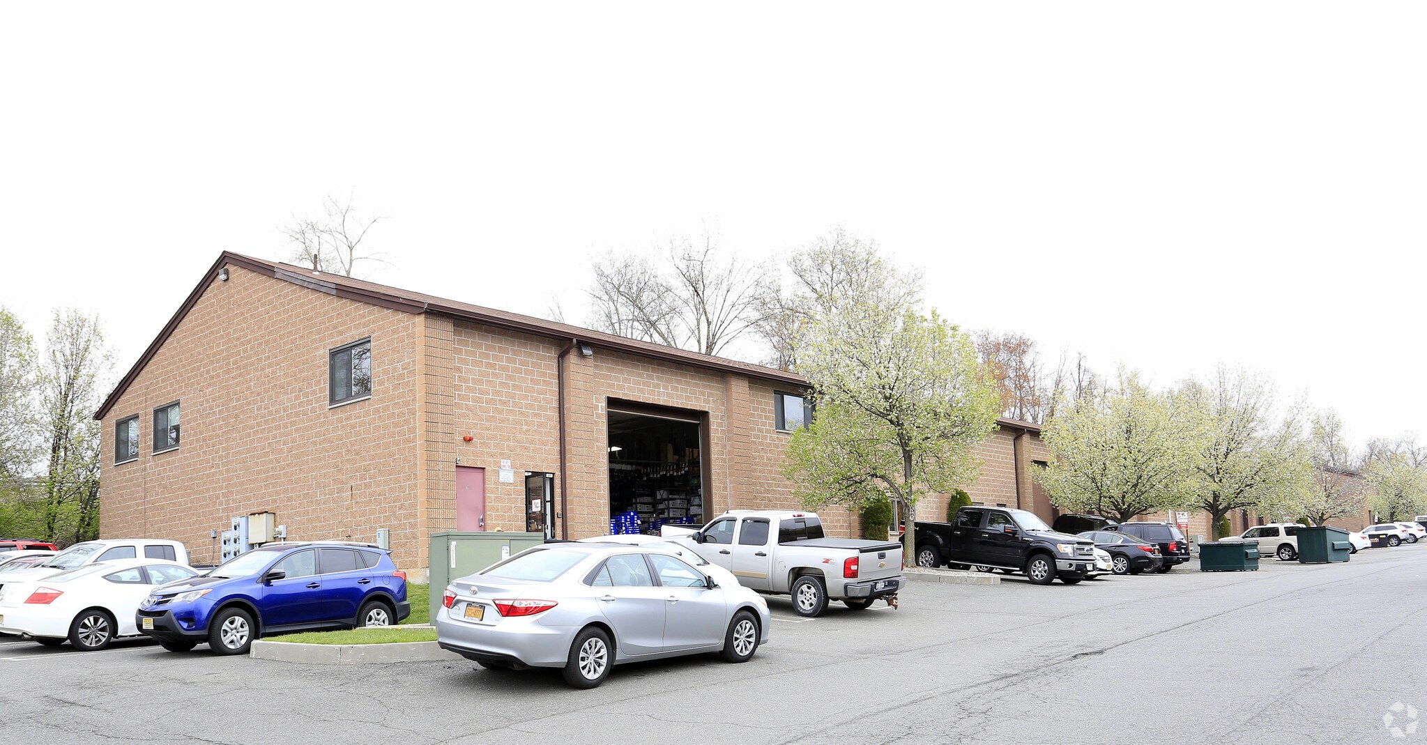 351 Spook Rock Rd, Suffern, NY à vendre Photo de l’immeuble– Image 1 sur 9
