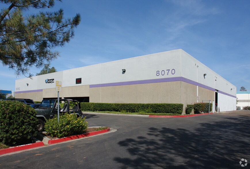 8070 Arjons Dr, San Diego, CA à louer - Photo principale – Image 2 sur 6