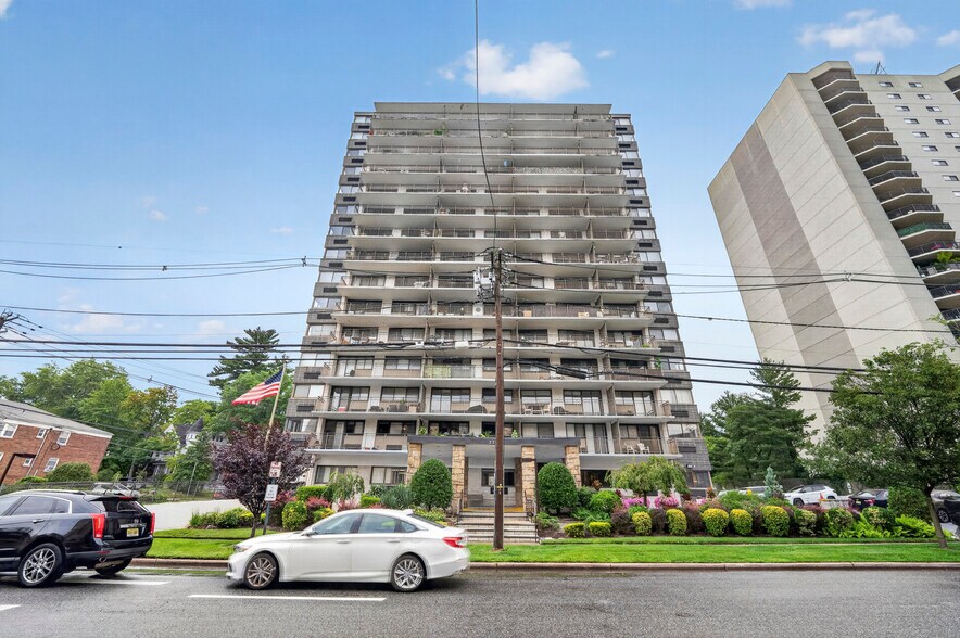 235 Prospect Ave, Hackensack, NJ à vendre - Photo de l’immeuble – Image 1 sur 21