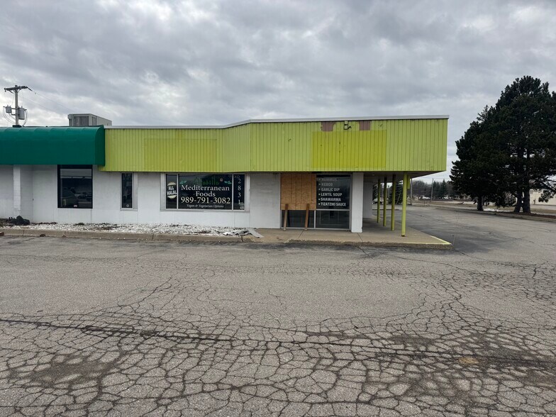 2829-2835 Bay Rd, Saginaw, MI à louer - Photo de l’immeuble – Image 2 sur 5