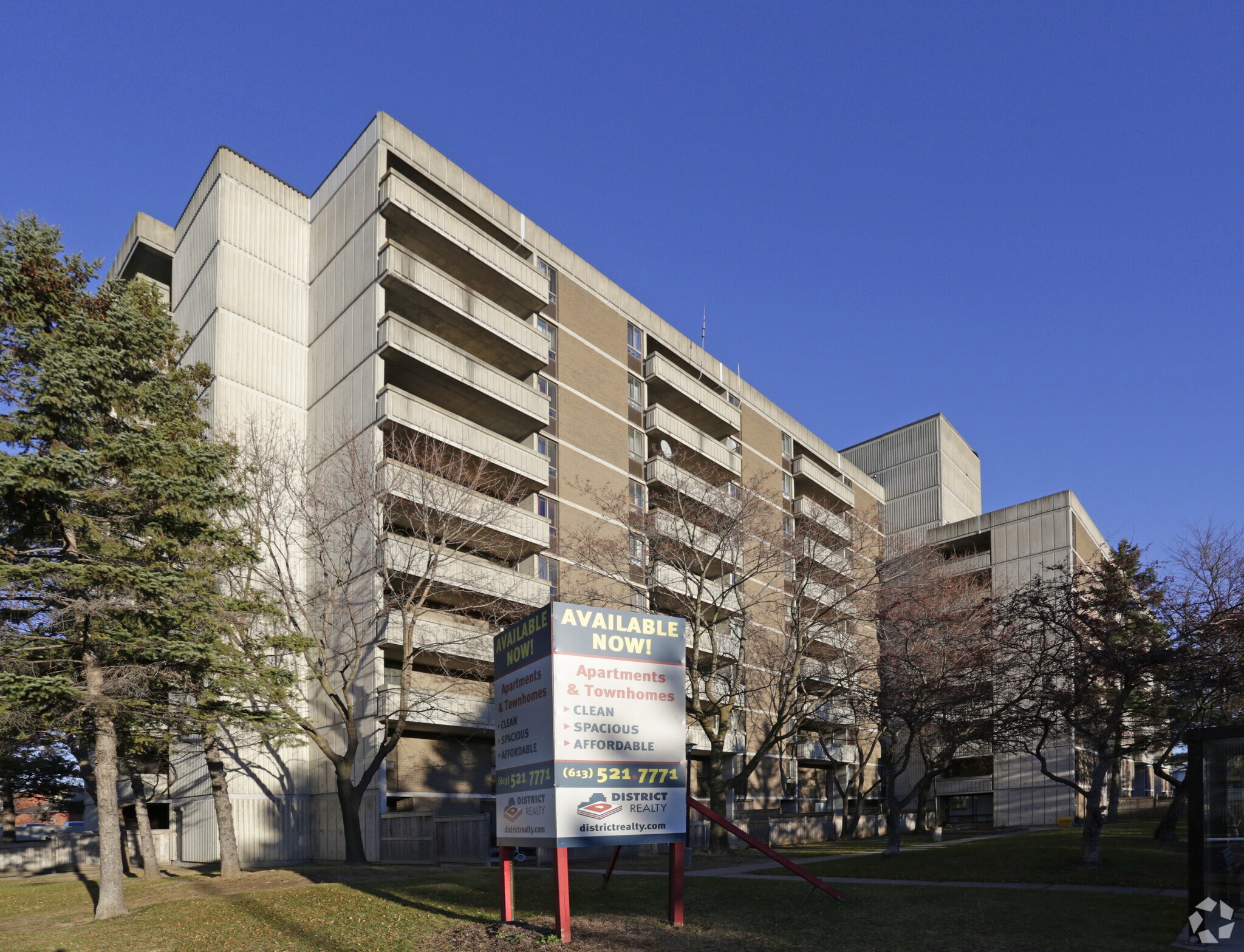 3301-3325 Uplands Dr, Ottawa, ON à vendre Photo principale– Image 1 sur 3