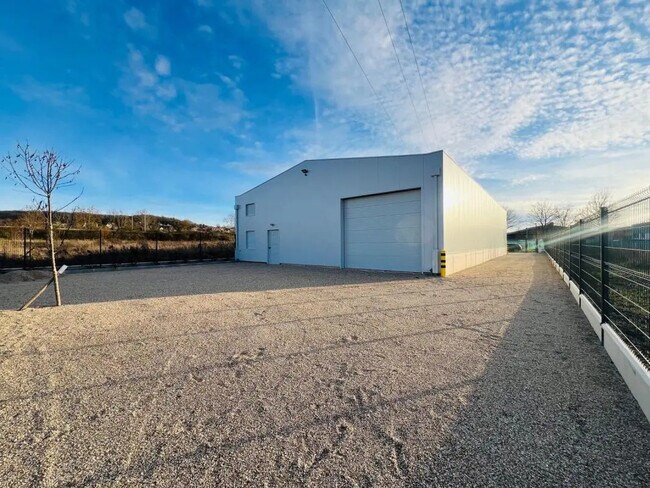 Plus de détails pour Local d'activités à louer