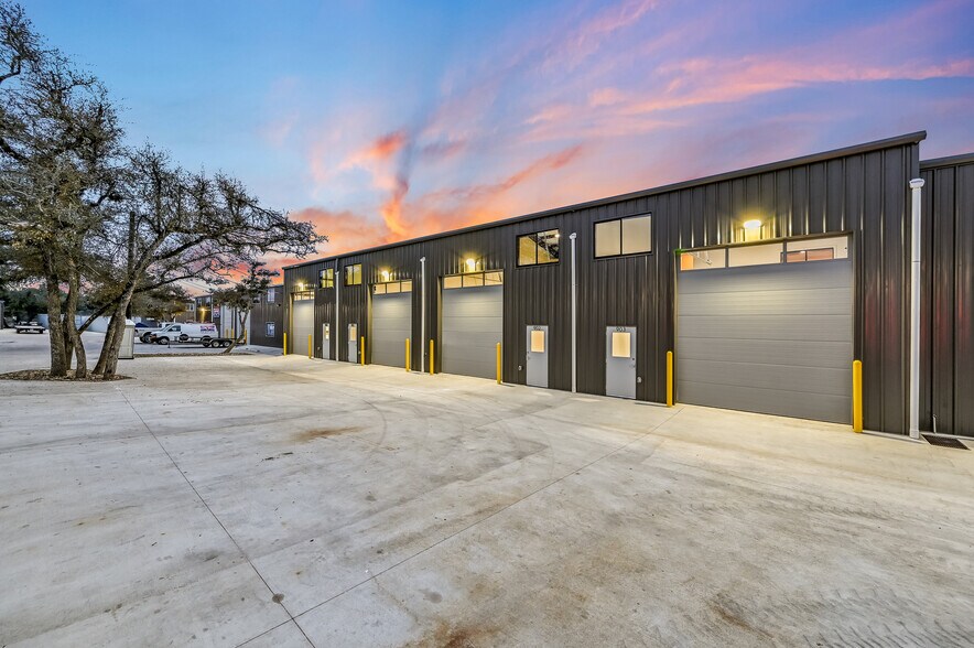 15210 Fitzhugh Road BLD 8, 11, 13 portefeuille de 3 biens à vendre sur LoopNet.fr - Photo de l’immeuble – Image 1 sur 34
