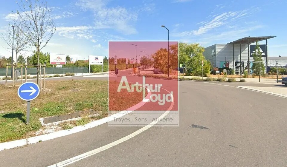 Local commercial dans Saint-Julien-les-Villas à louer Photo de l’immeuble– Image 1 sur 2