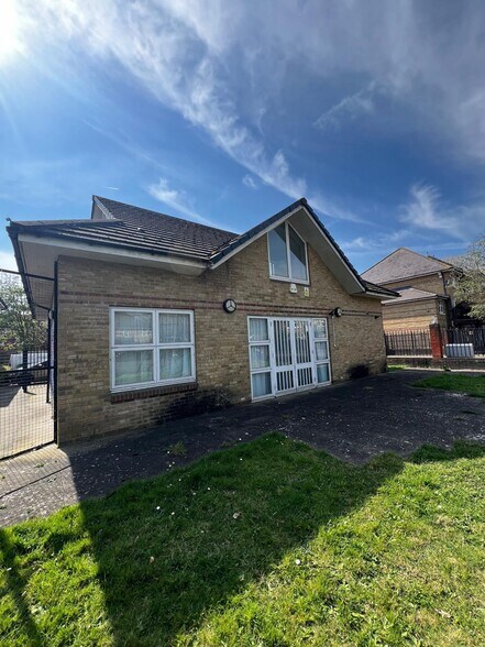 1 Teck Close, Isleworth à vendre - Photo de l’immeuble – Image 1 sur 18