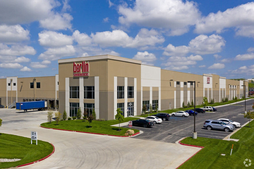 4400 NW 41st St, Riverside, MO à louer - Photo de l’immeuble – Image 2 sur 11