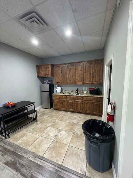 2910 Edith Ln, Haltom City, TX à louer - Photo de l’immeuble – Image 3 sur 10