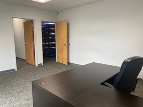 215 Industrial Ave, Greensboro, NC à louer Photo de l’immeuble– Image 2 sur 8