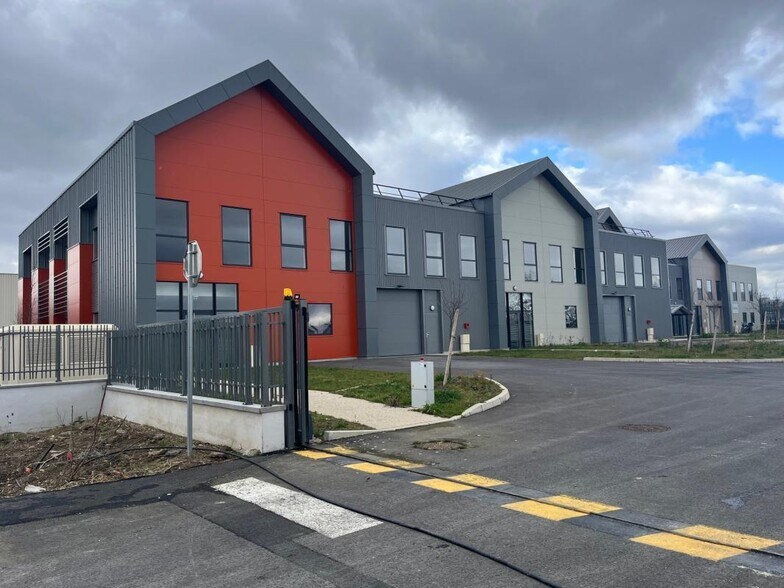 Local d’activités dans Gennevilliers à louer - Photo de l’immeuble – Image 1 sur 15
