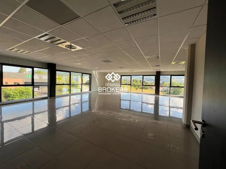 Bureau dans Voiron à louer - Photo de l’immeuble – Image 1 sur 4