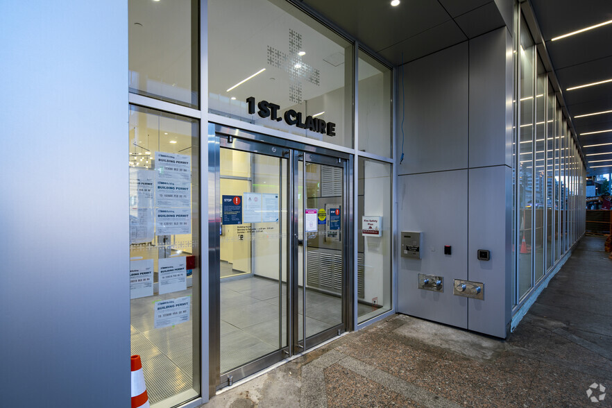 1 St Clair Ave E, Toronto, ON à louer - Photo de l’immeuble – Image 3 sur 3