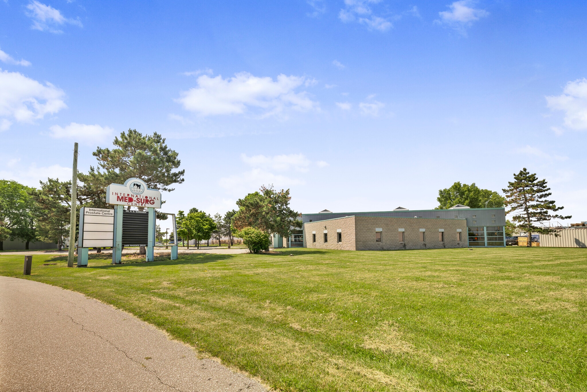 3405 Rhodes Dr, Windsor, ON à louer Photo principale– Image 1 sur 35
