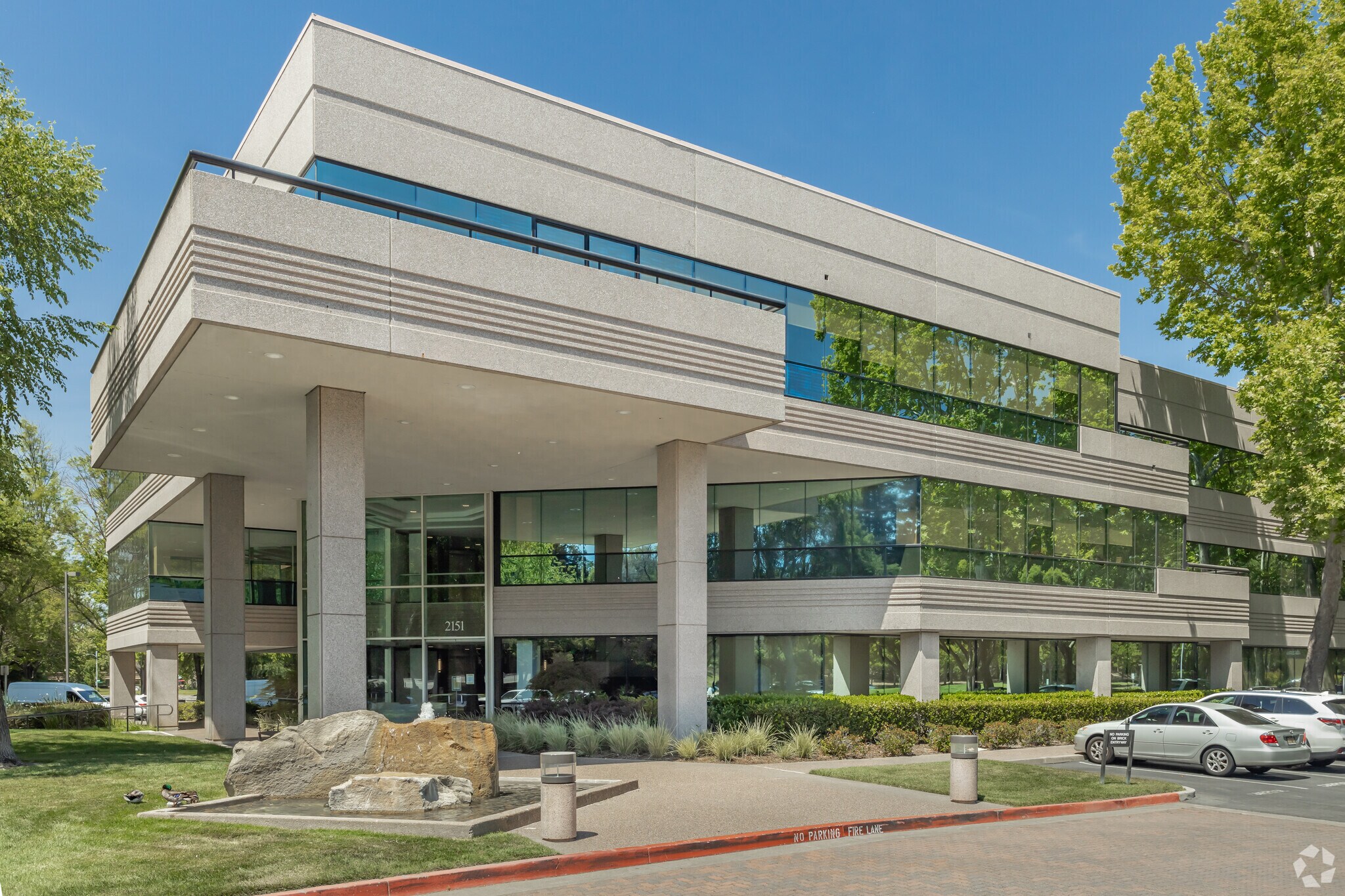2151 River Plaza Dr, Sacramento, CA à louer Photo principale– Image 1 sur 12
