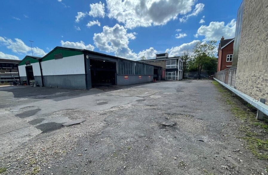 212 Durnsford Rd, Londres à louer - Photo de l’immeuble – Image 2 sur 3