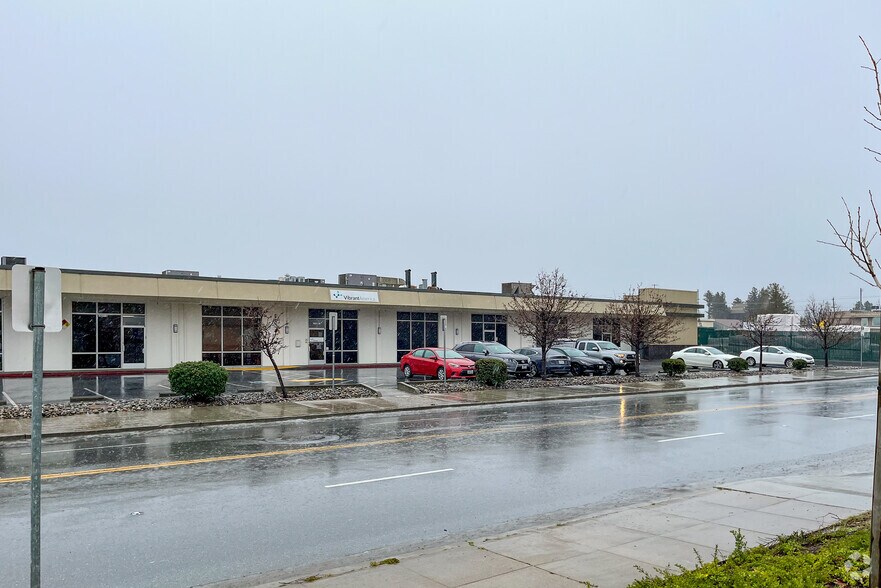 1021 Howard Ave, San Carlos, CA à louer - Photo de l’immeuble – Image 2 sur 8