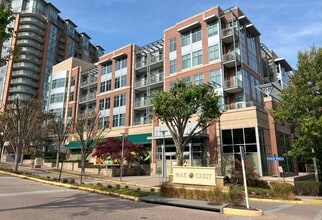 8210 Crestwood Heights Dr, McLean, VA à louer Photo de l’immeuble– Image 2 sur 2