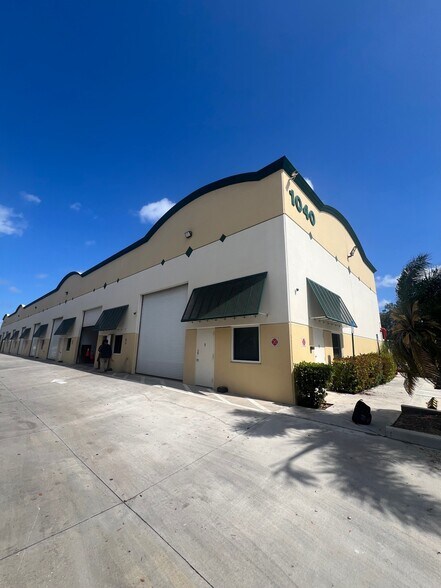 1040 W Industrial Ave, Boynton Beach, FL à louer - Photo de l’immeuble – Image 2 sur 22