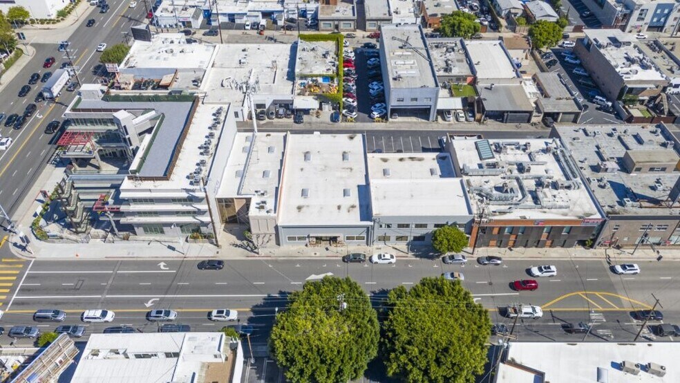 2216, 2222 & 2230 S Barrington Ave portefeuille de 3 biens à vendre sur LoopNet.fr - Aérien – Image 1 sur 7