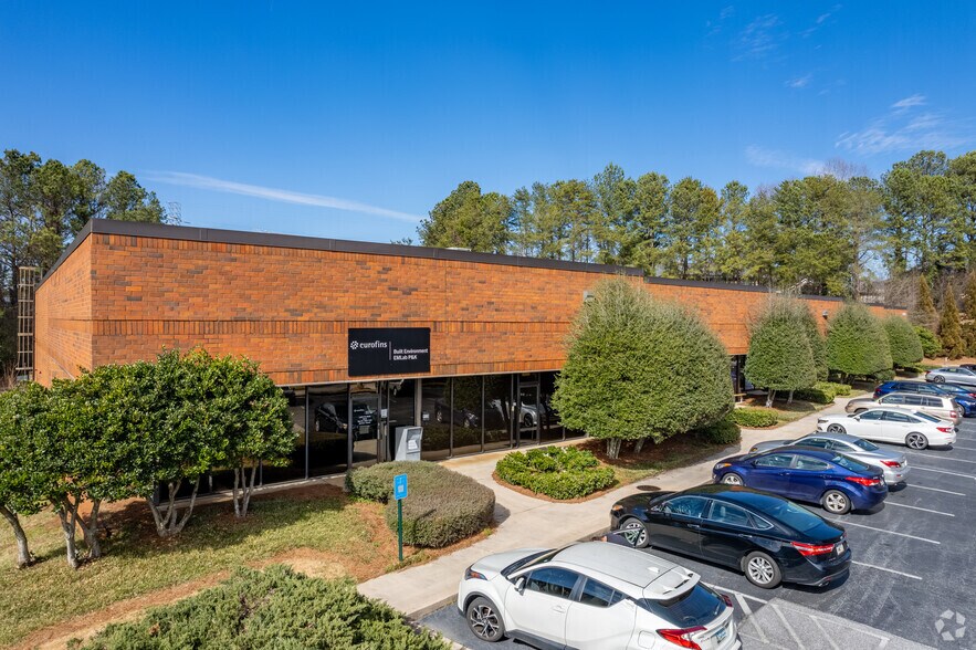 6215 Regency Pky, Norcross, GA à louer - Photo de l’immeuble – Image 1 sur 5