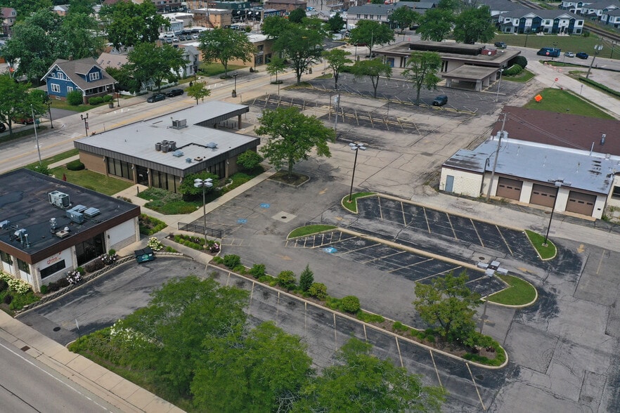 411 N Seymour Ave, Mundelein, IL à louer - Photo de l’immeuble – Image 3 sur 9
