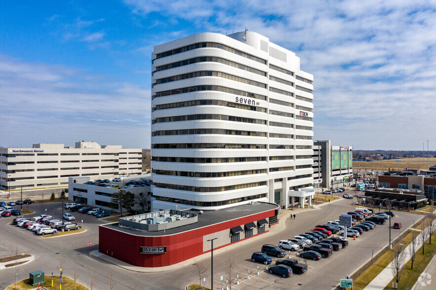 888 W Big Beaver Rd, Troy, MI à louer - Photo de l’immeuble – Image 1 sur 6