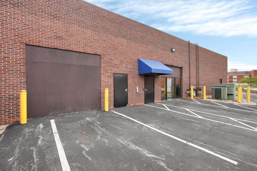 1021 Checkrein Ave, Columbus, OH à louer - Photo de l’immeuble – Image 3 sur 5