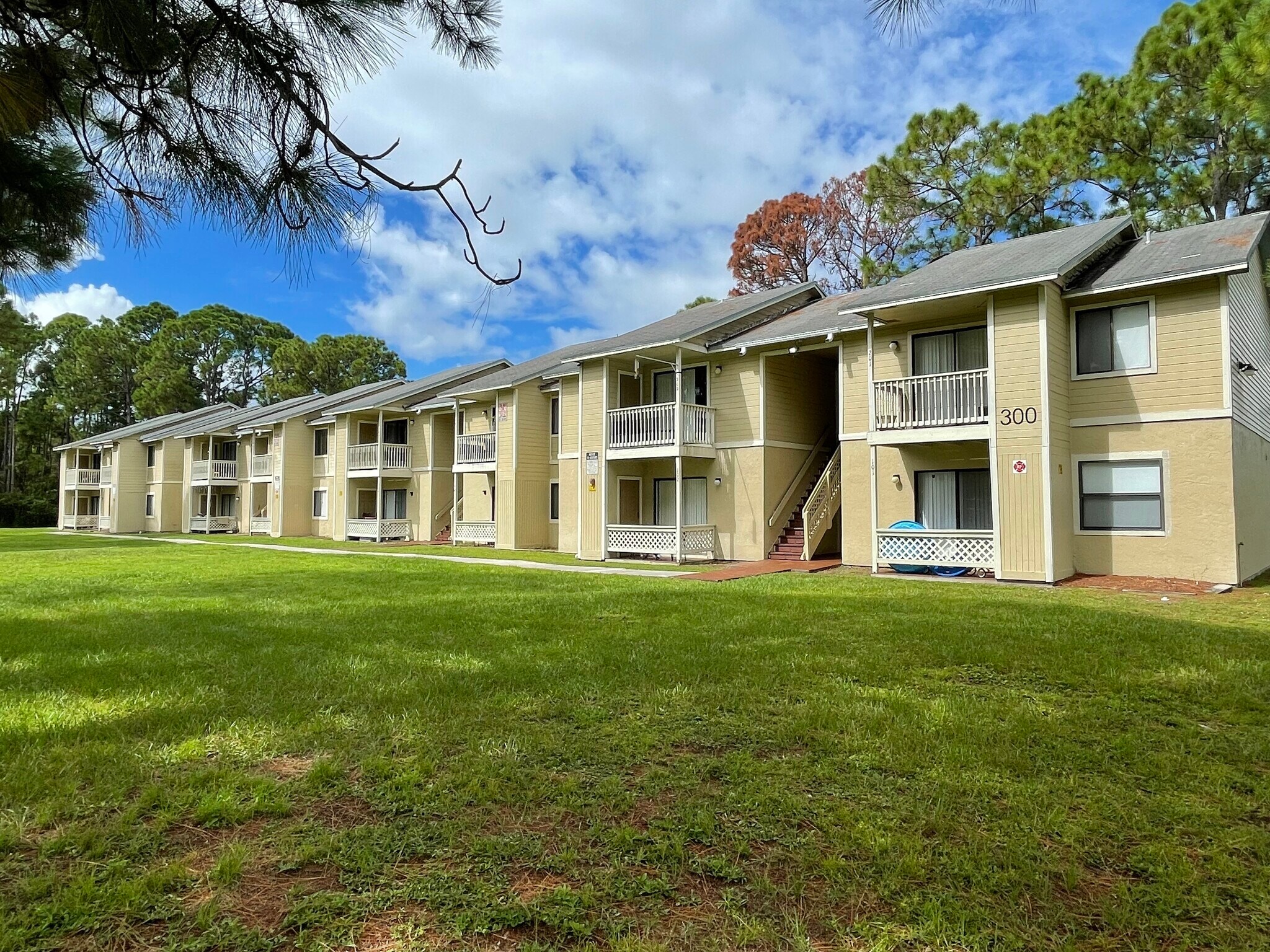300 Mercury Ave SE, Palm Bay, FL à vendre Photo principale– Image 1 sur 12
