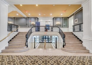 611 S Jefferson St, Roanoke, VA à louer Hall d’entrée– Image 2 sur 2
