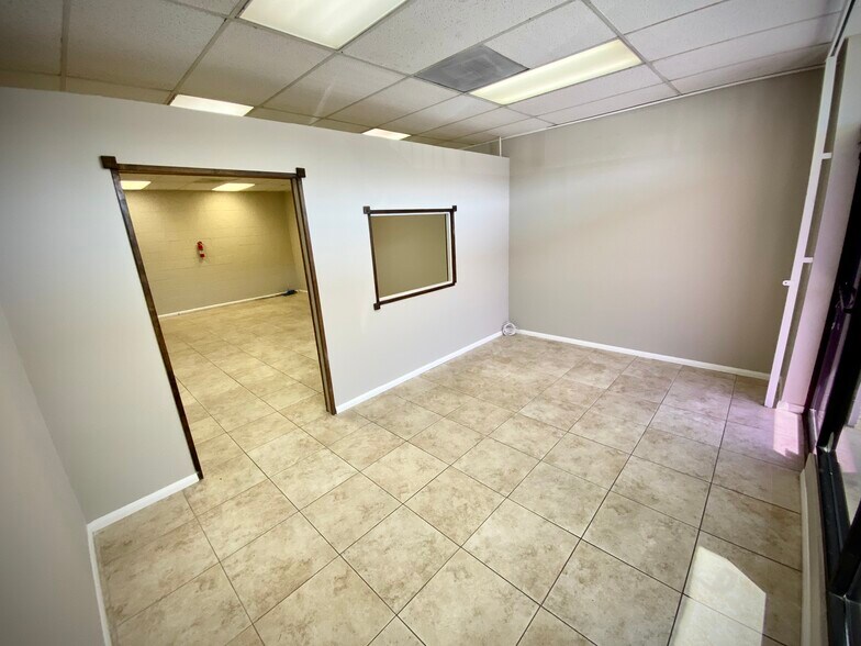 3857 Foothill Blvd, La Crescenta, CA à louer - Hall d’entrée – Image 3 sur 7