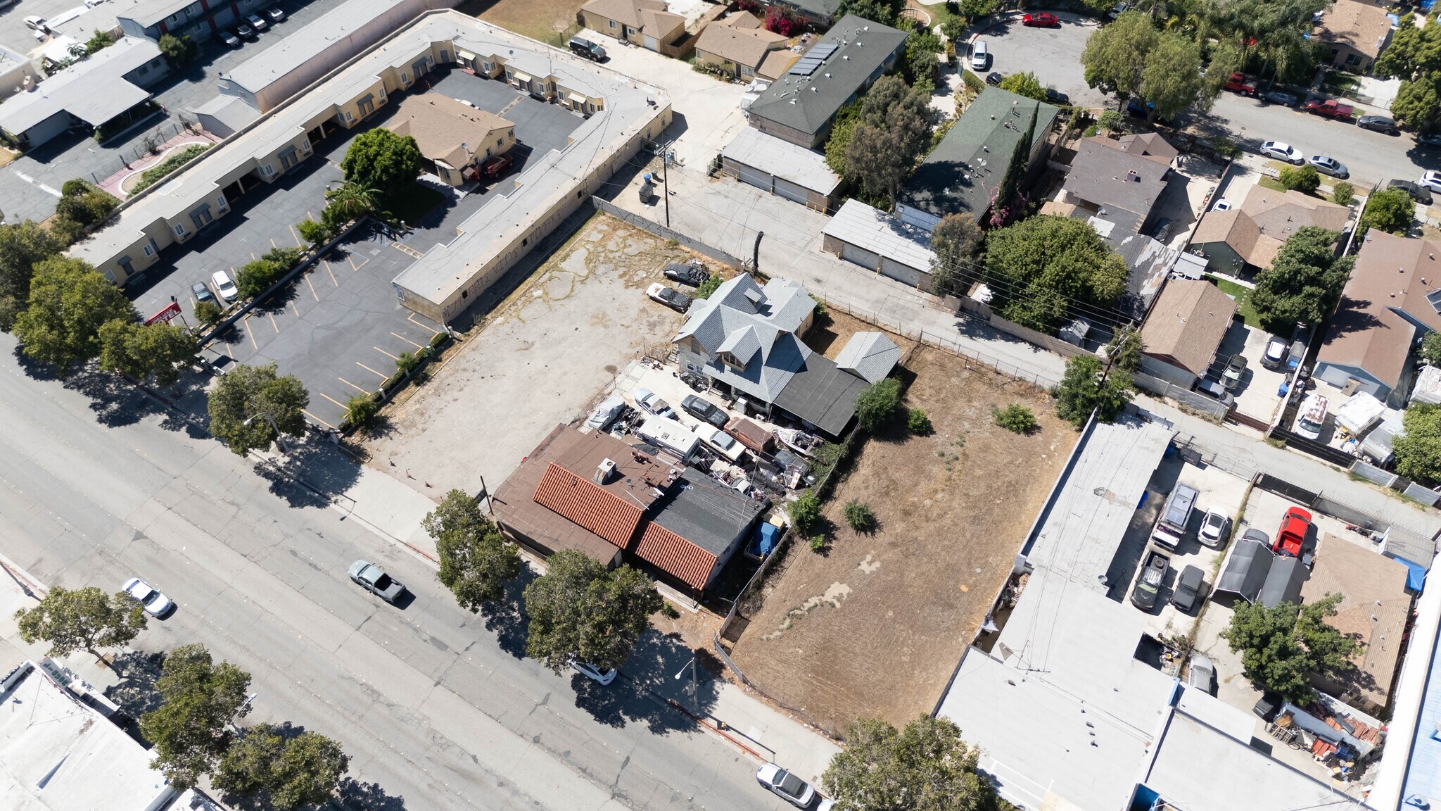 855 W Holt Ave, Pomona, CA à vendre Photo de l’immeuble– Image 1 sur 15
