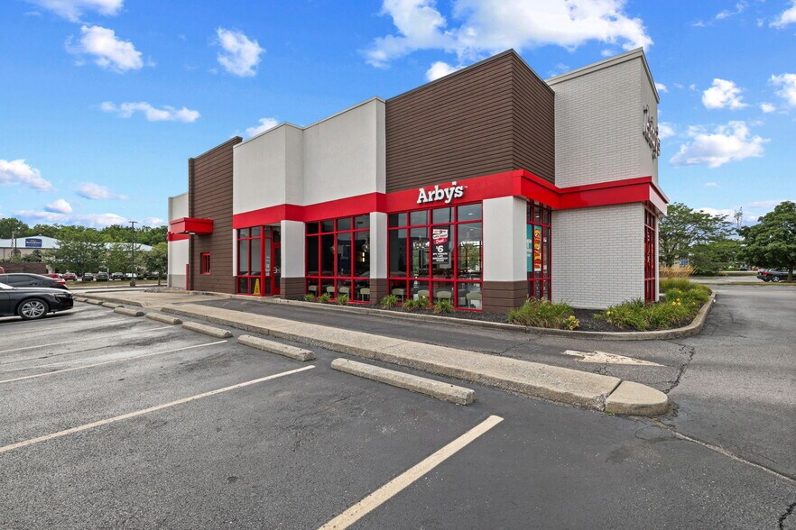 6007 Gateway Dr, Plainfield, IN à vendre - Photo de l’immeuble – Image 2 sur 22