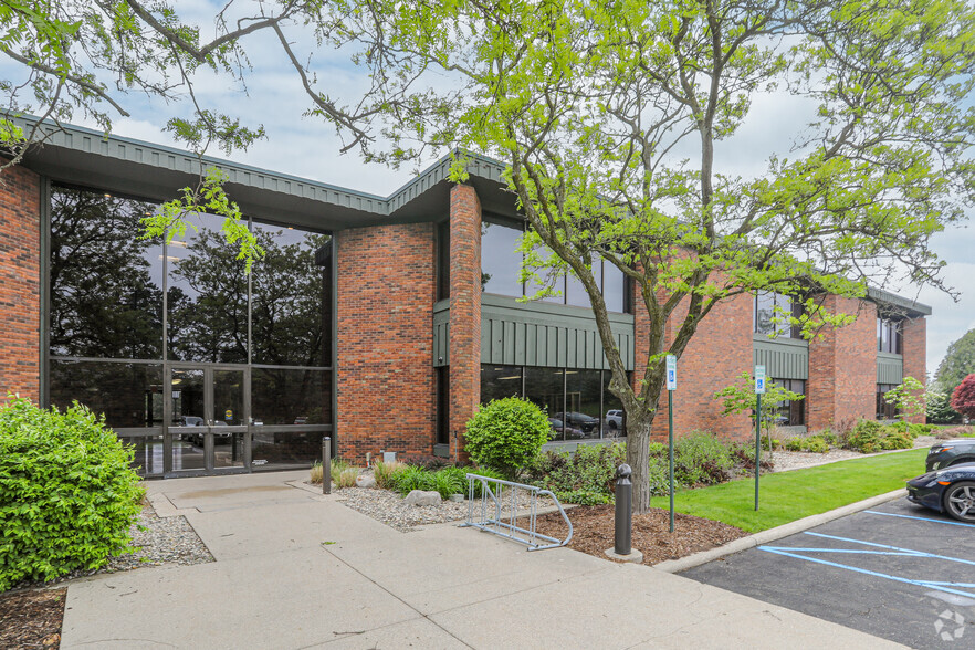 3040 Charlevoix Dr SE, Grand Rapids, MI à louer - Photo de l’immeuble – Image 3 sur 7