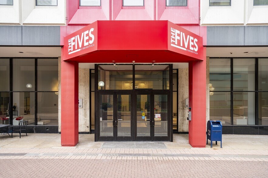 55-75 Erieview Plz, Cleveland, OH à vendre - Photo de l’immeuble – Image 3 sur 64