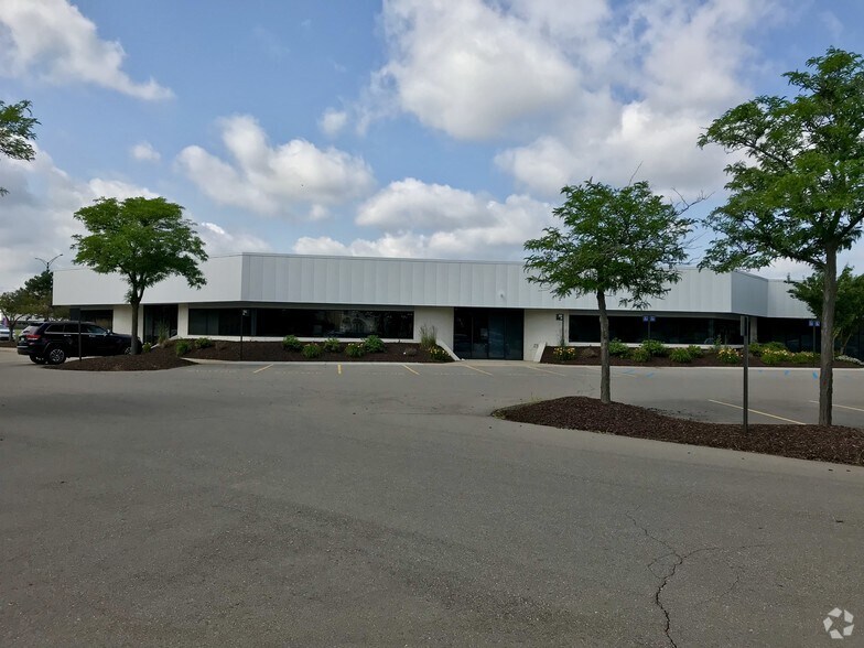 1235 E Big Beaver Road, Troy, MI à vendre - Photo de l’immeuble – Image 2 sur 11
