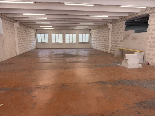 Local d’activités dans Vallauris à louer - Photo de l’immeuble – Image 2 sur 7