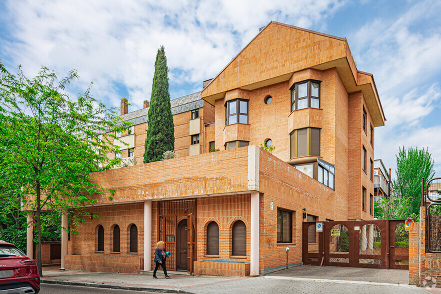 Immeuble residentiel dans Madrid, Madrid à vendre - Photo principale – Image 1 sur 2