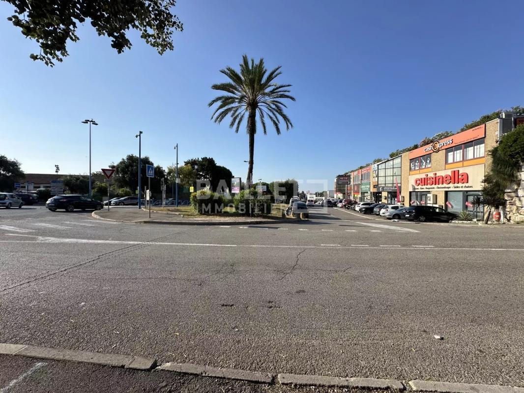 Local commercial dans Villeneuve-Loubet à louer Photo de l’immeuble– Image 1 sur 10