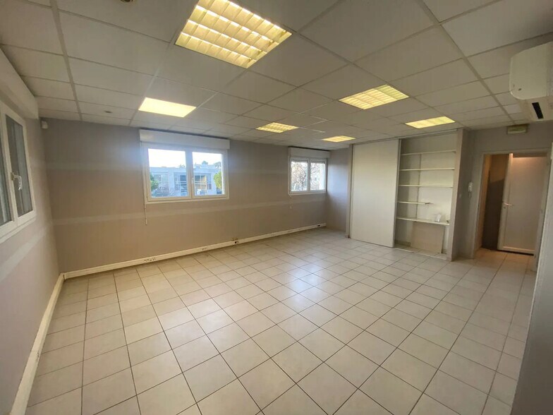 Bureau dans Marseille à louer - Photo de l’immeuble – Image 2 sur 3