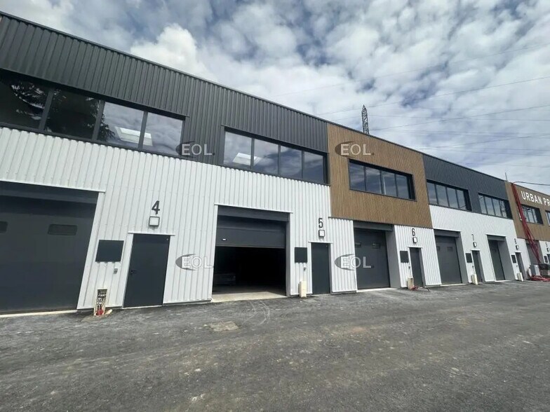 Local d’activités dans Neuilly-Plaisance à louer - Photo de l’immeuble – Image 3 sur 15