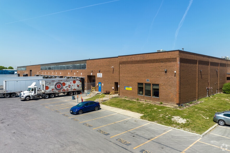 330 Humberline Dr, Toronto, ON à louer - Photo de l’immeuble – Image 3 sur 6