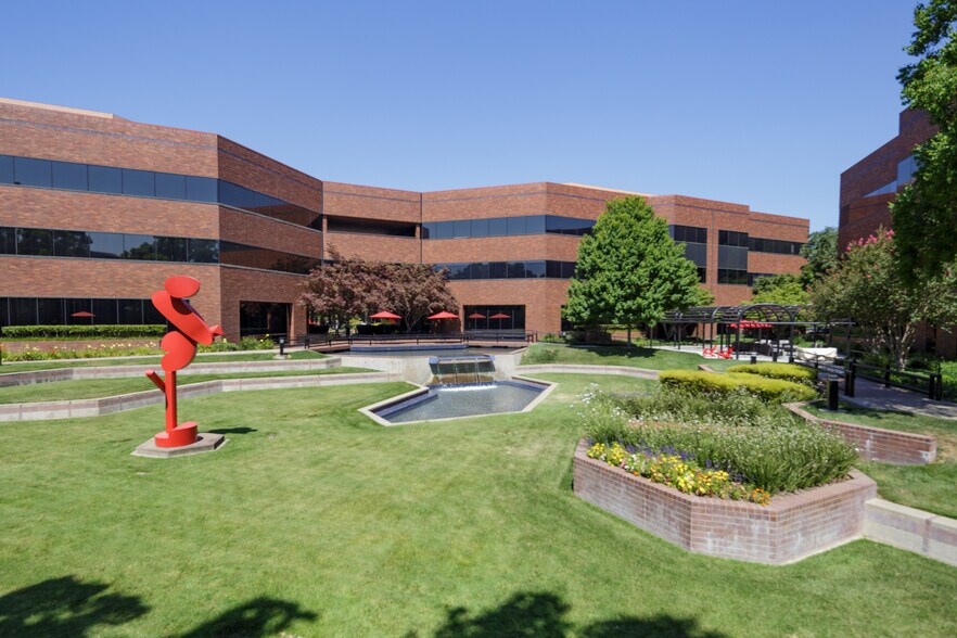 2700 Gateway Oaks Dr, Sacramento, CA à louer - Photo de l’immeuble – Image 2 sur 8