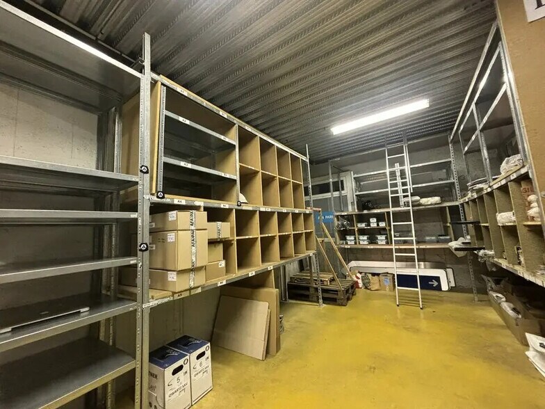 Local d'activités dans Villaines-sous-Bois à vendre - Photo de l’immeuble – Image 2 sur 5