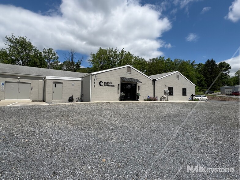 3209 Oley Turnpike Rd, Reading, PA à louer - Photo de l’immeuble – Image 1 sur 14