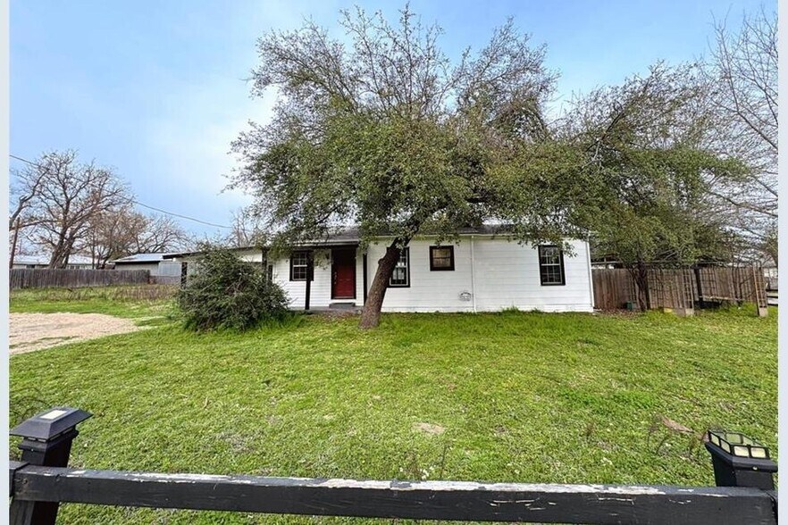 204 Bowser St, Rockdale, TX à vendre - Photo principale – Image 1 sur 9
