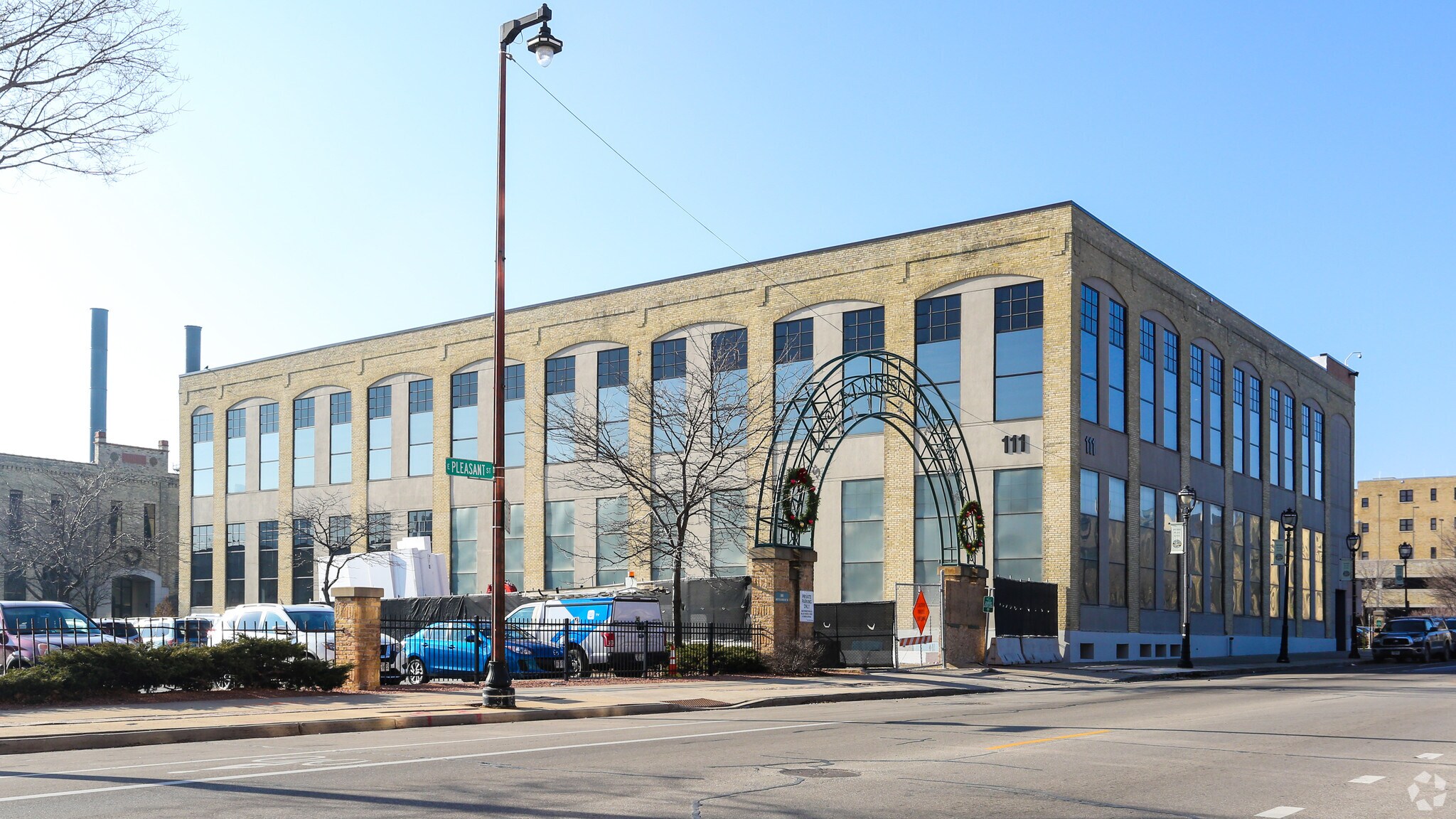 111 W Pleasant St, Milwaukee, WI à louer Photo de l’immeuble– Image 1 sur 11
