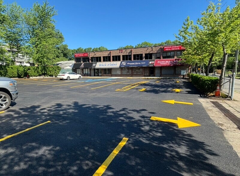 72 Sharrott Ave, Staten Island, NY à louer - Photo de l’immeuble – Image 2 sur 15